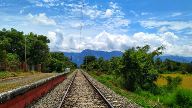 ബോർഡ്‌ എടുത്തുമാറ്റിയ വടകന്നികാപുരം സ്റ്റേഷൻ